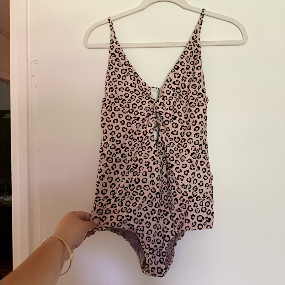 Acacia Kokomo in pink leopard